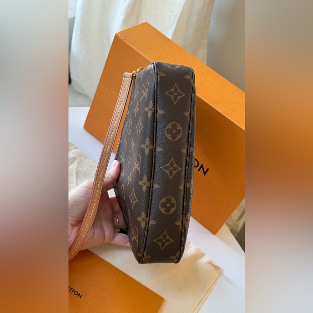 Louis Vuitton Pochette Accesoires - Picture 7 of 7